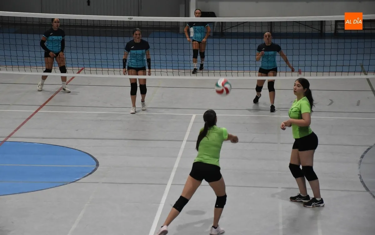 Foto 3 - Entretenida fase de grupos del 4&ordm; Torneo de Voleibol Femenino