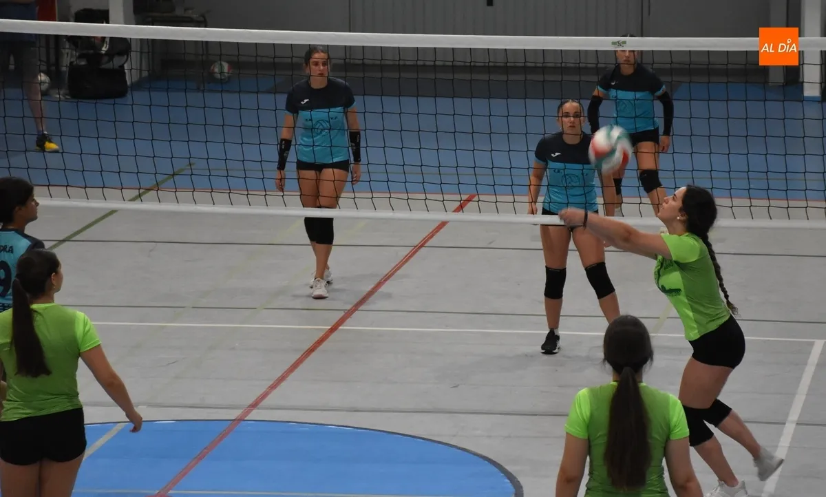 Foto 4 - Entretenida fase de grupos del 4&ordm; Torneo de Voleibol Femenino