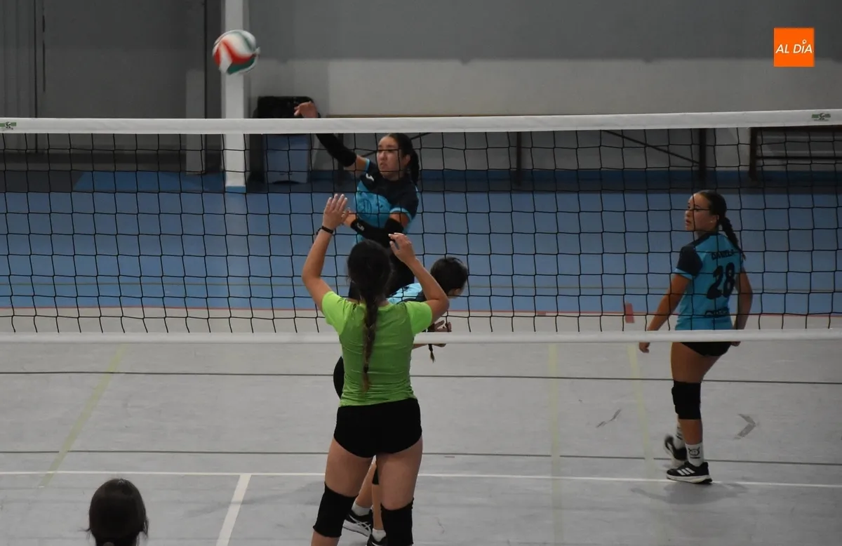 Foto 5 - Entretenida fase de grupos del 4&ordm; Torneo de Voleibol Femenino