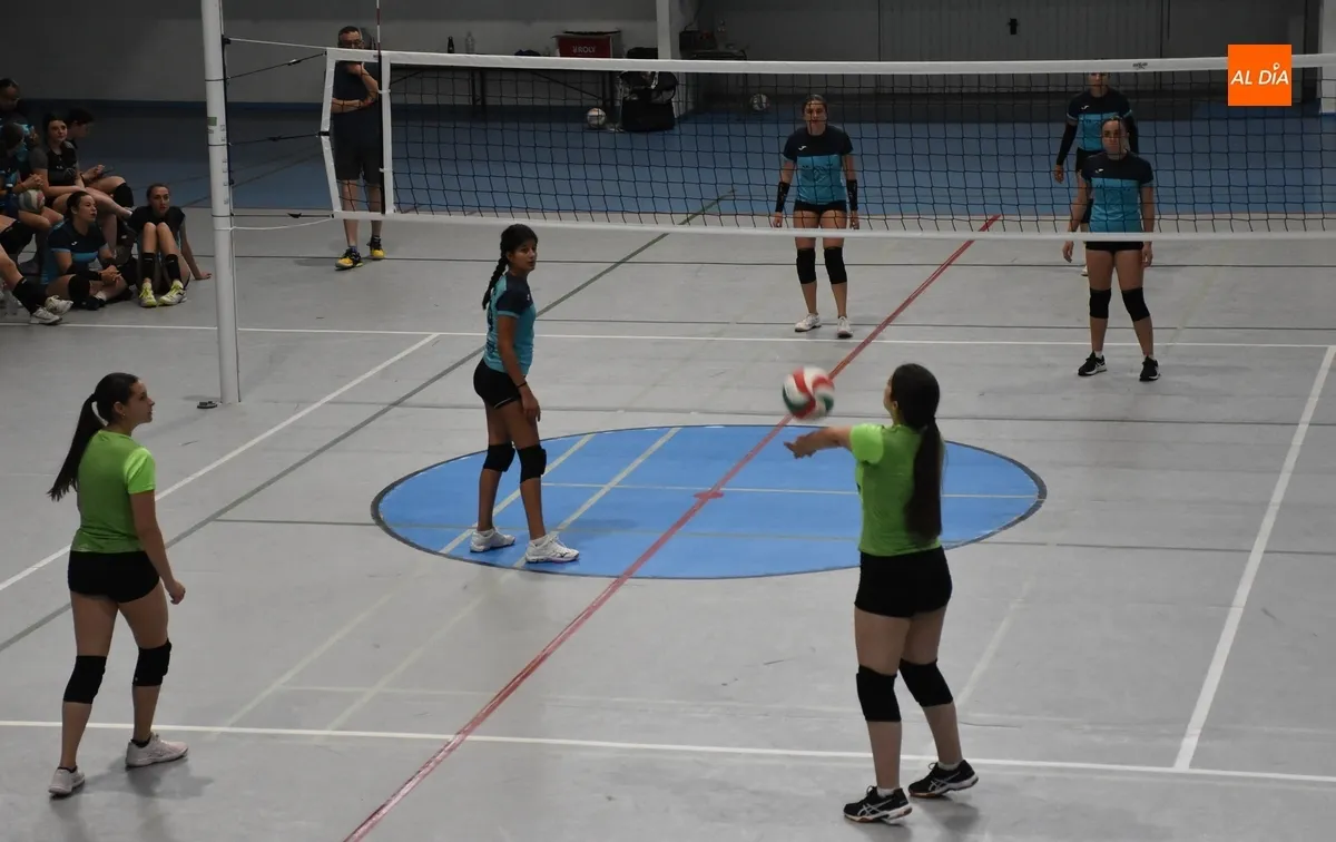 Foto 6 - Entretenida fase de grupos del 4&ordm; Torneo de Voleibol Femenino