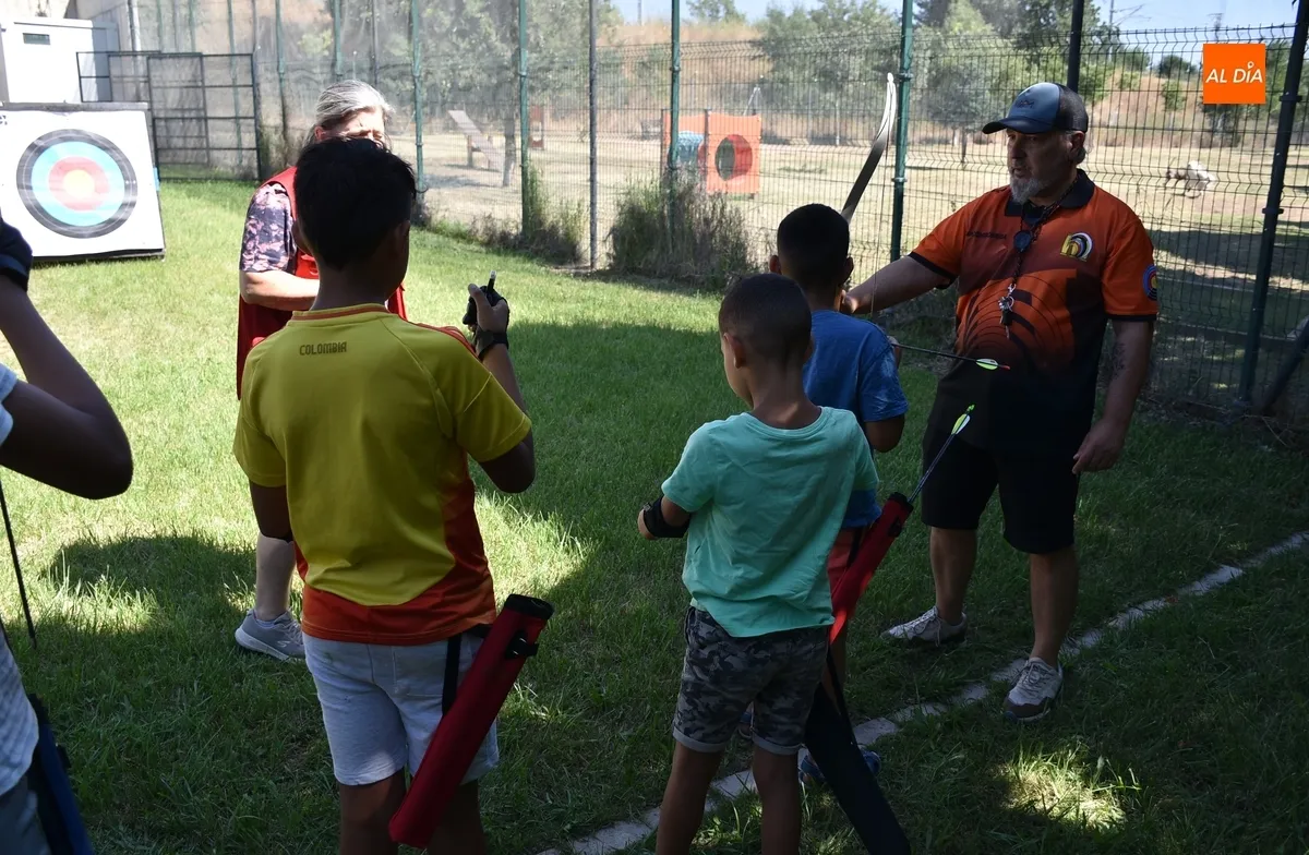 Foto 6 - Los participantes en el campamento de Cruz Roja prueban el tiro con arco