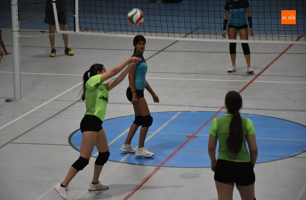 Foto 7 - Entretenida fase de grupos del 4&ordm; Torneo de Voleibol Femenino