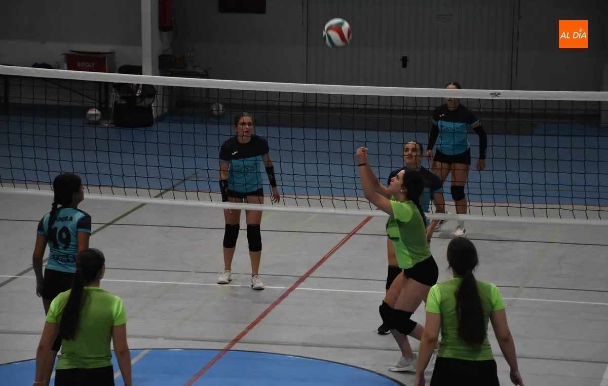 Foto 8 - Entretenida fase de grupos del 4&ordm; Torneo de Voleibol Femenino