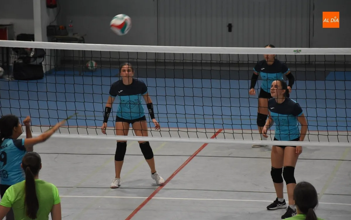 Foto 9 - Entretenida fase de grupos del 4&ordm; Torneo de Voleibol Femenino