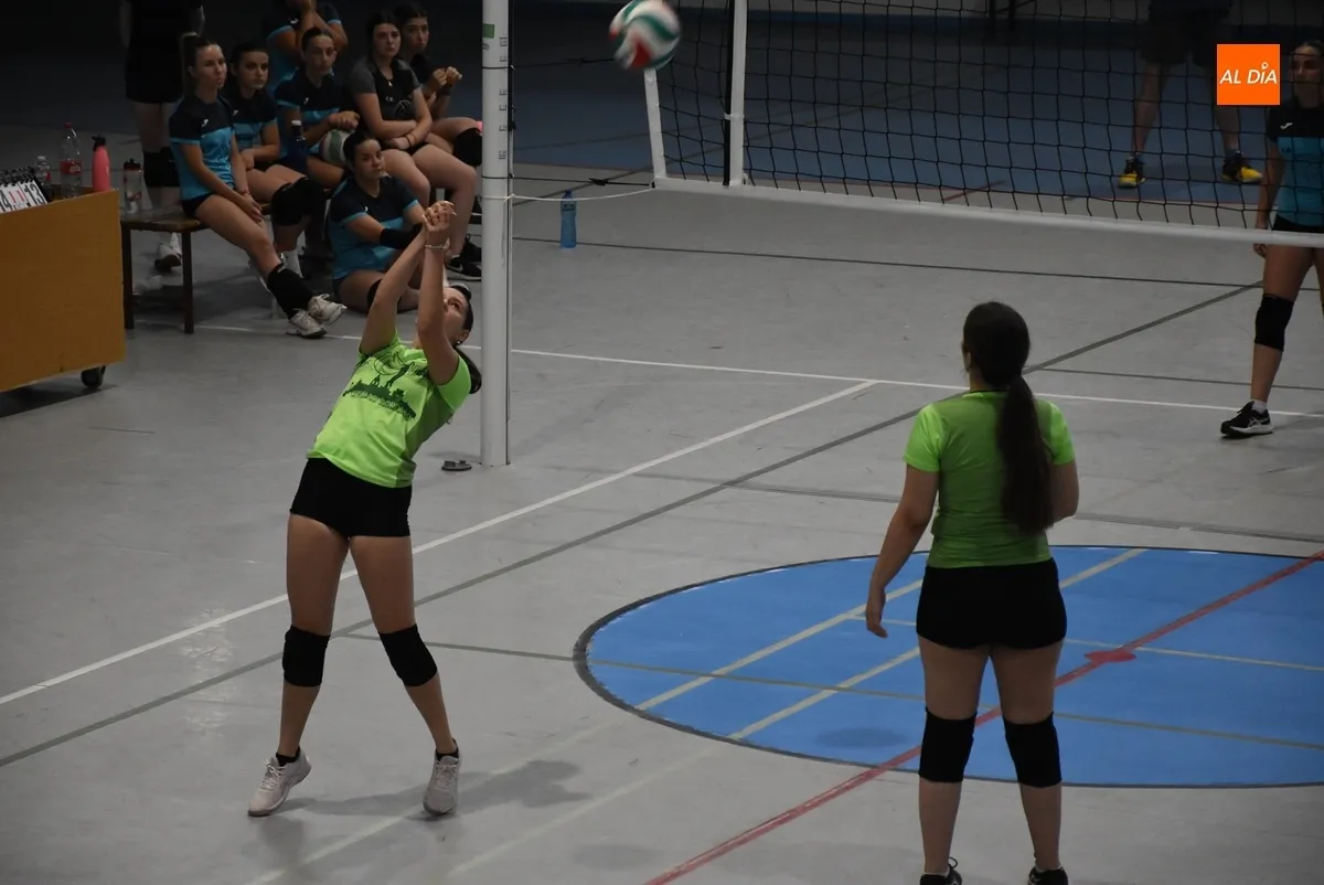 Foto 10 - Entretenida fase de grupos del 4&ordm; Torneo de Voleibol Femenino