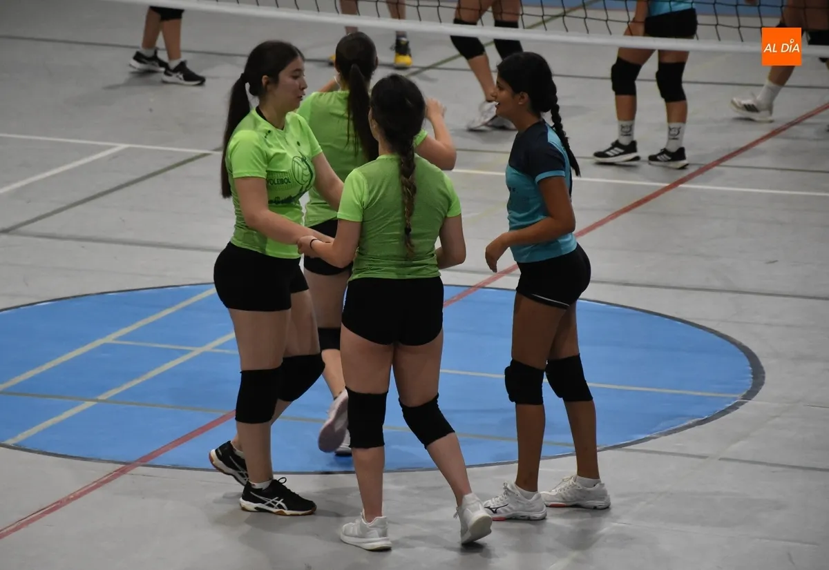 Foto 11 - Entretenida fase de grupos del 4&ordm; Torneo de Voleibol Femenino