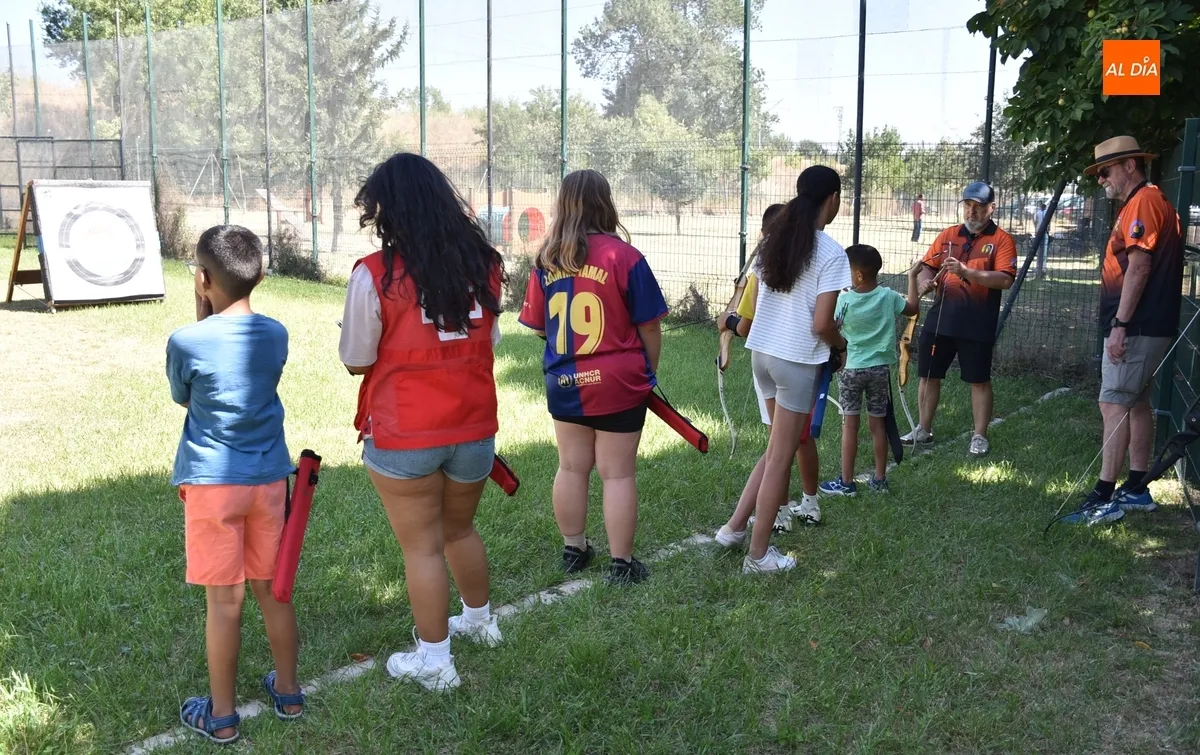 Foto 4 - Los participantes en el campamento de Cruz Roja prueban el tiro con arco