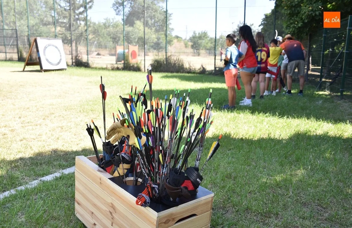 Foto 3 - Los participantes en el campamento de Cruz Roja prueban el tiro con arco