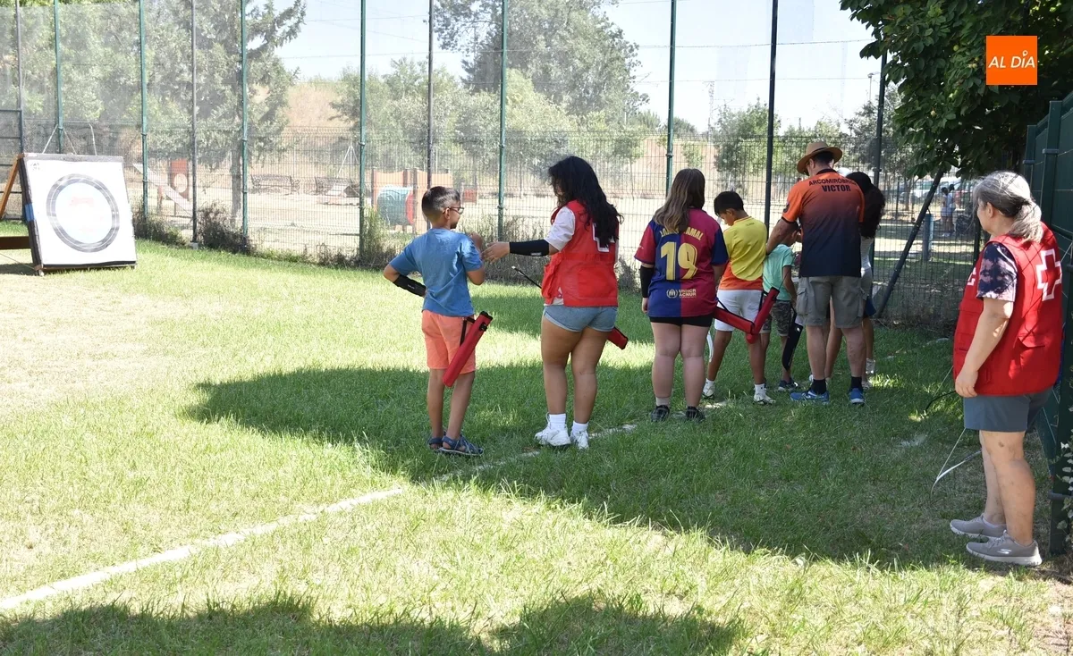 Foto 2 - Los participantes en el campamento de Cruz Roja prueban el tiro con arco