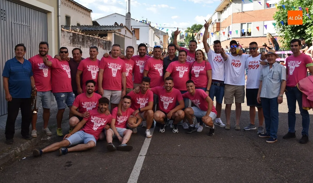 Foto 3 - El Barrio Nuevo vive su gran fiesta anual con dos vacas de gran juego y una que se lesion&oacute; al salir