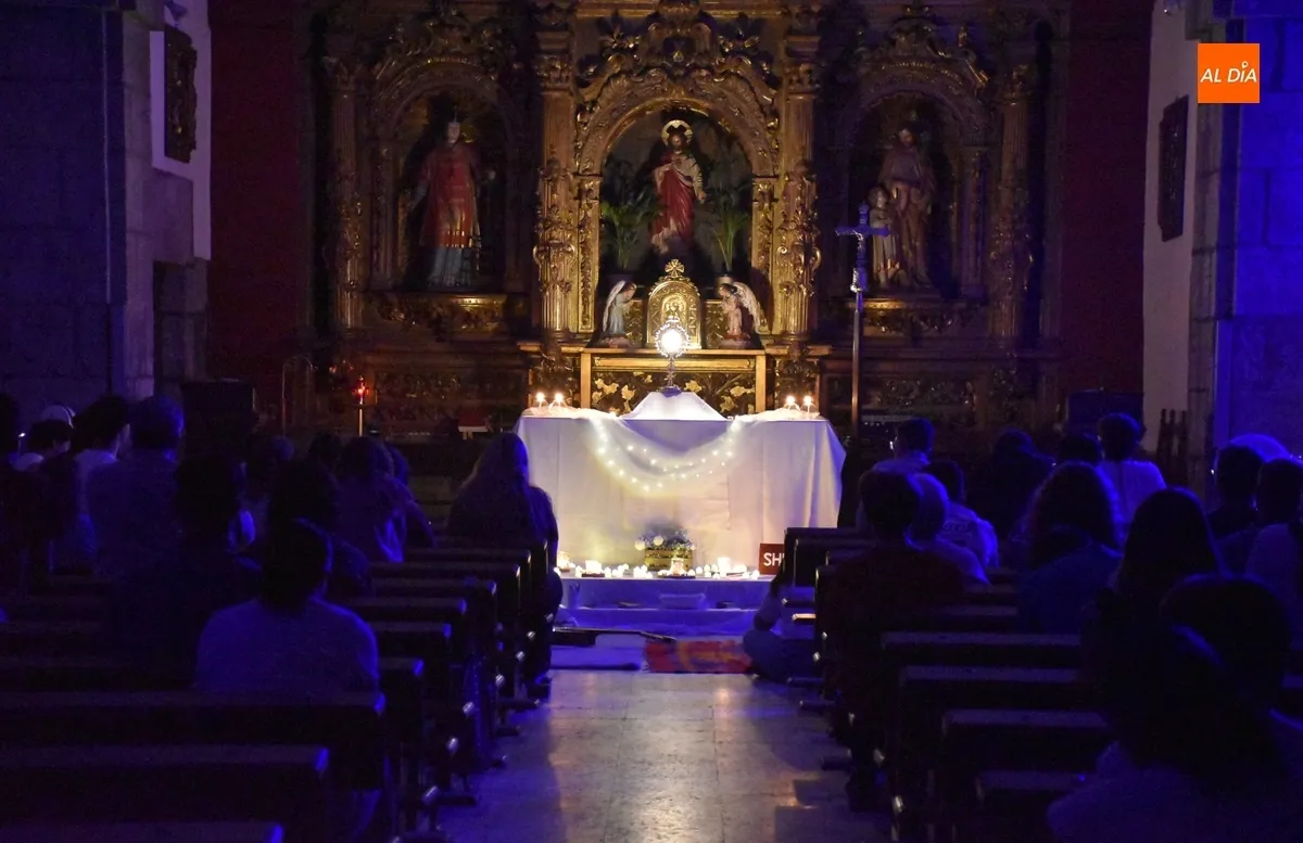 Foto 10 - El grupo Eterno ameniza la velada de adoraci&oacute;n promovida por Shekinah en San Andr&eacute;s