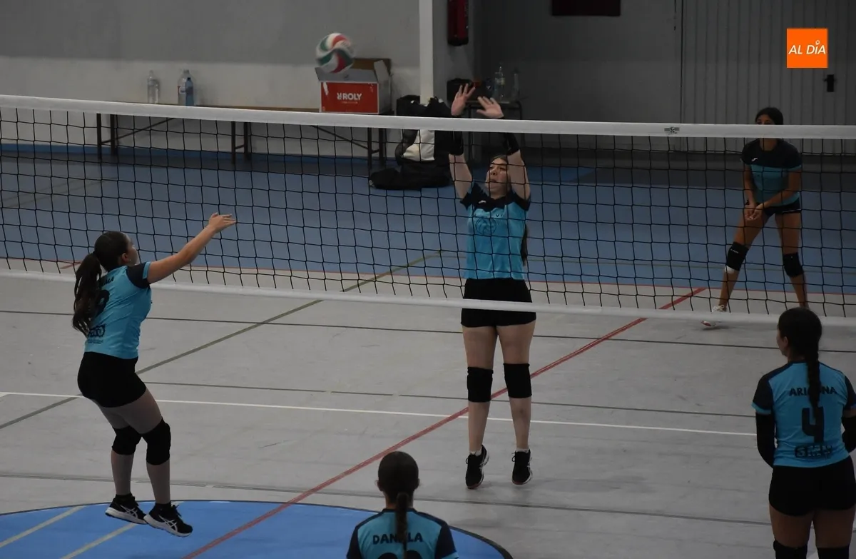 Foto 2 - El equipo con amplia representaci&oacute;n de Fuenteguinaldo se lleva el 4&ordm; Torneo de Voleibol Femenino