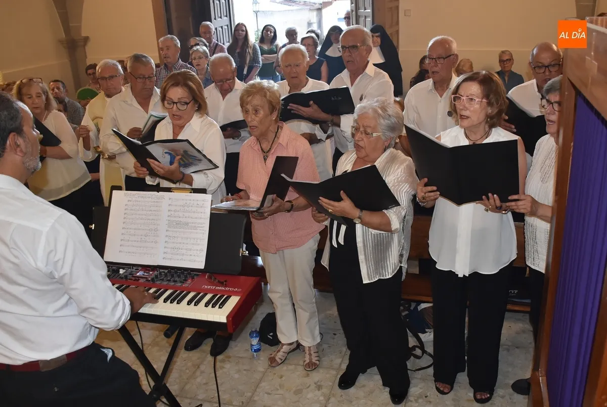 Foto 8 - Lleno total, con fieles incluso de pie, para festejar a la Virgen del Carmen en Ciudad Rodrigo