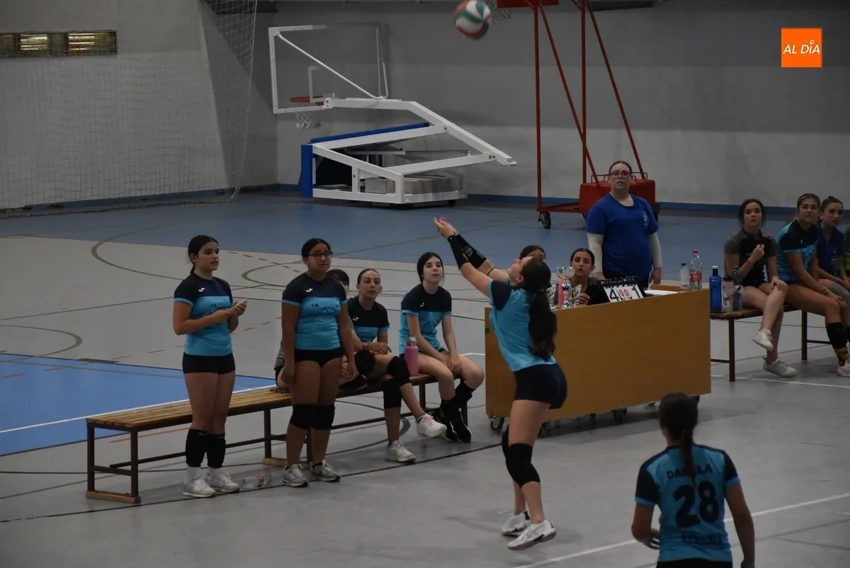Foto 4 - El equipo con amplia representaci&oacute;n de Fuenteguinaldo se lleva el 4&ordm; Torneo de Voleibol Femenino
