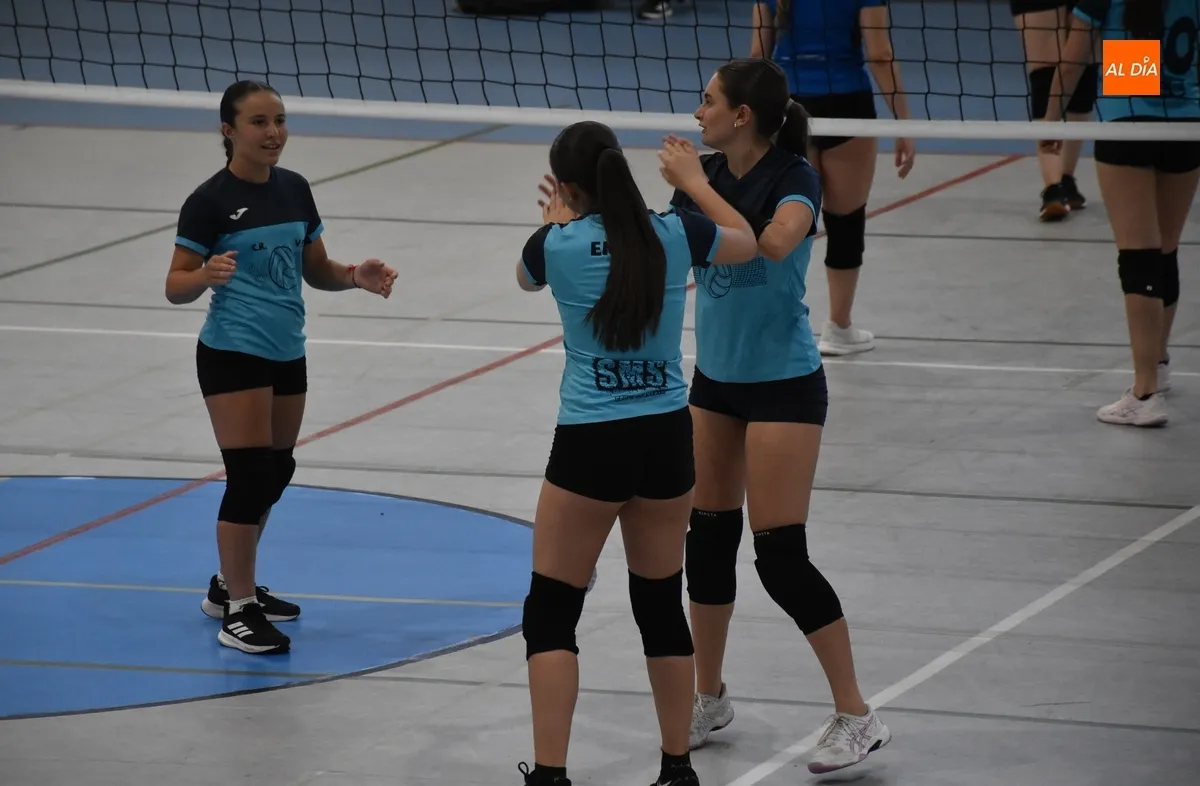 Foto 5 - El equipo con amplia representaci&oacute;n de Fuenteguinaldo se lleva el 4&ordm; Torneo de Voleibol Femenino