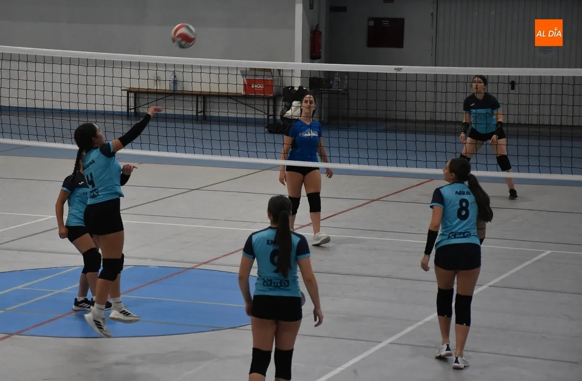 Foto 6 - El equipo con amplia representaci&oacute;n de Fuenteguinaldo se lleva el 4&ordm; Torneo de Voleibol Femenino