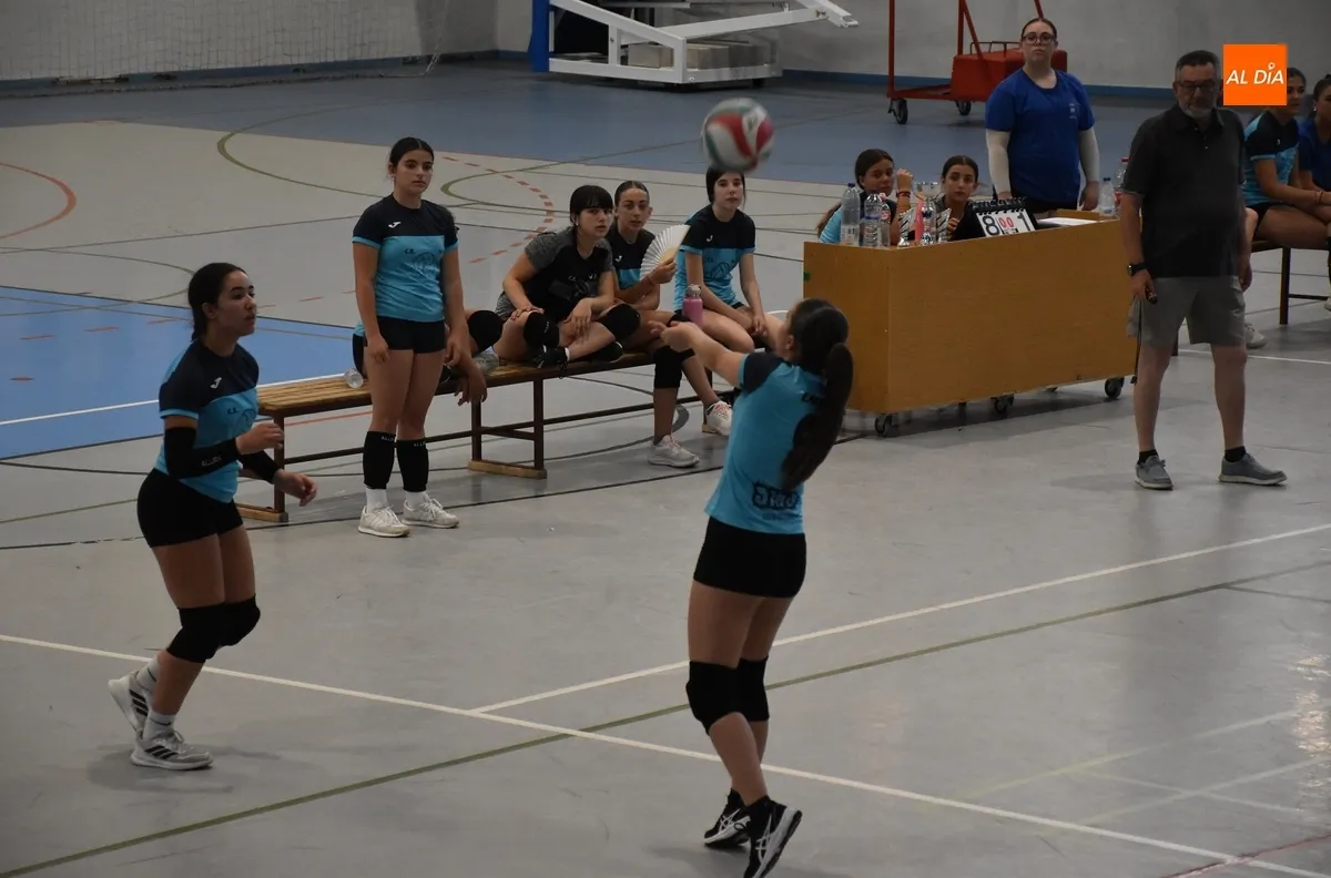 Foto 7 - El equipo con amplia representaci&oacute;n de Fuenteguinaldo se lleva el 4&ordm; Torneo de Voleibol Femenino