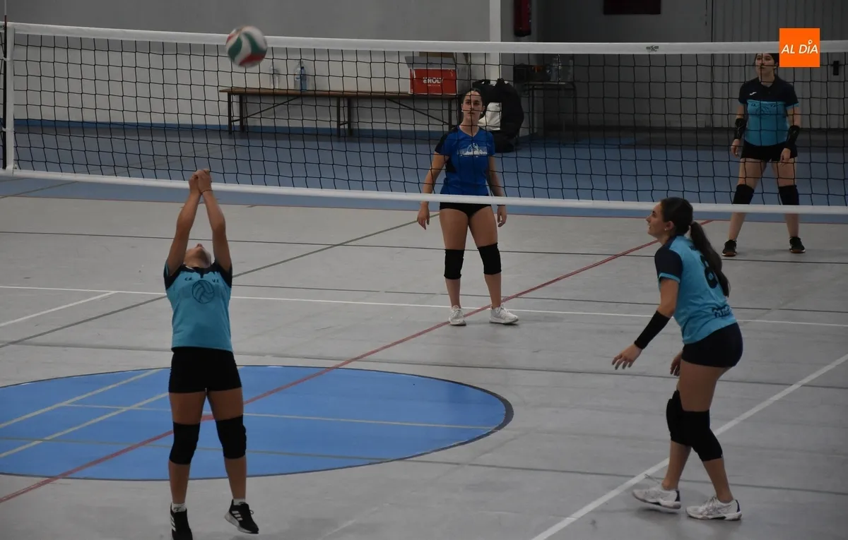 Foto 8 - El equipo con amplia representaci&oacute;n de Fuenteguinaldo se lleva el 4&ordm; Torneo de Voleibol Femenino