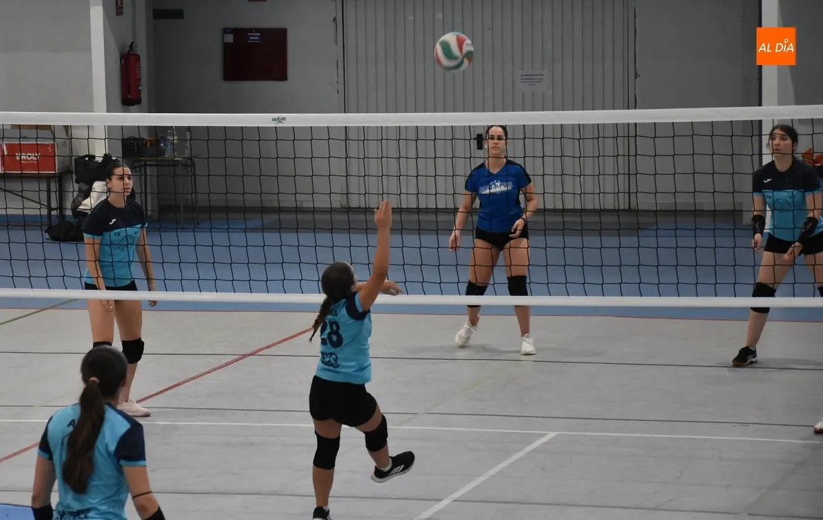 Foto 9 - El equipo con amplia representaci&oacute;n de Fuenteguinaldo se lleva el 4&ordm; Torneo de Voleibol Femenino