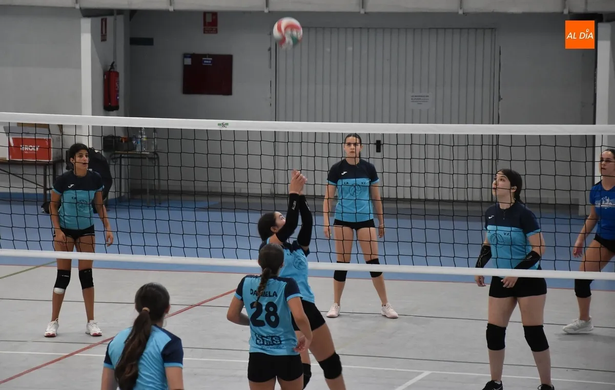 Foto 10 - El equipo con amplia representaci&oacute;n de Fuenteguinaldo se lleva el 4&ordm; Torneo de Voleibol Femenino