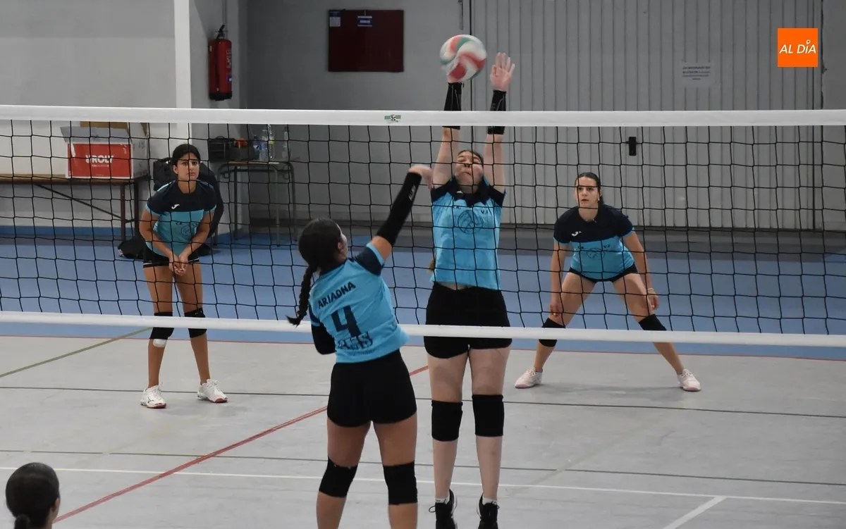 Foto 11 - El equipo con amplia representaci&oacute;n de Fuenteguinaldo se lleva el 4&ordm; Torneo de Voleibol Femenino