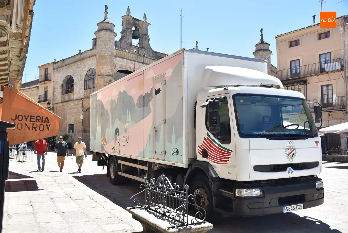 Foto 4 - La Plaza Mayor luce m&aacute;s despejada de lo habitual esperando la llegada de los ciclistas