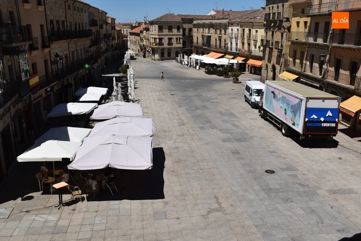 Foto 6 - La Plaza Mayor luce m&aacute;s despejada de lo habitual esperando la llegada de los ciclistas