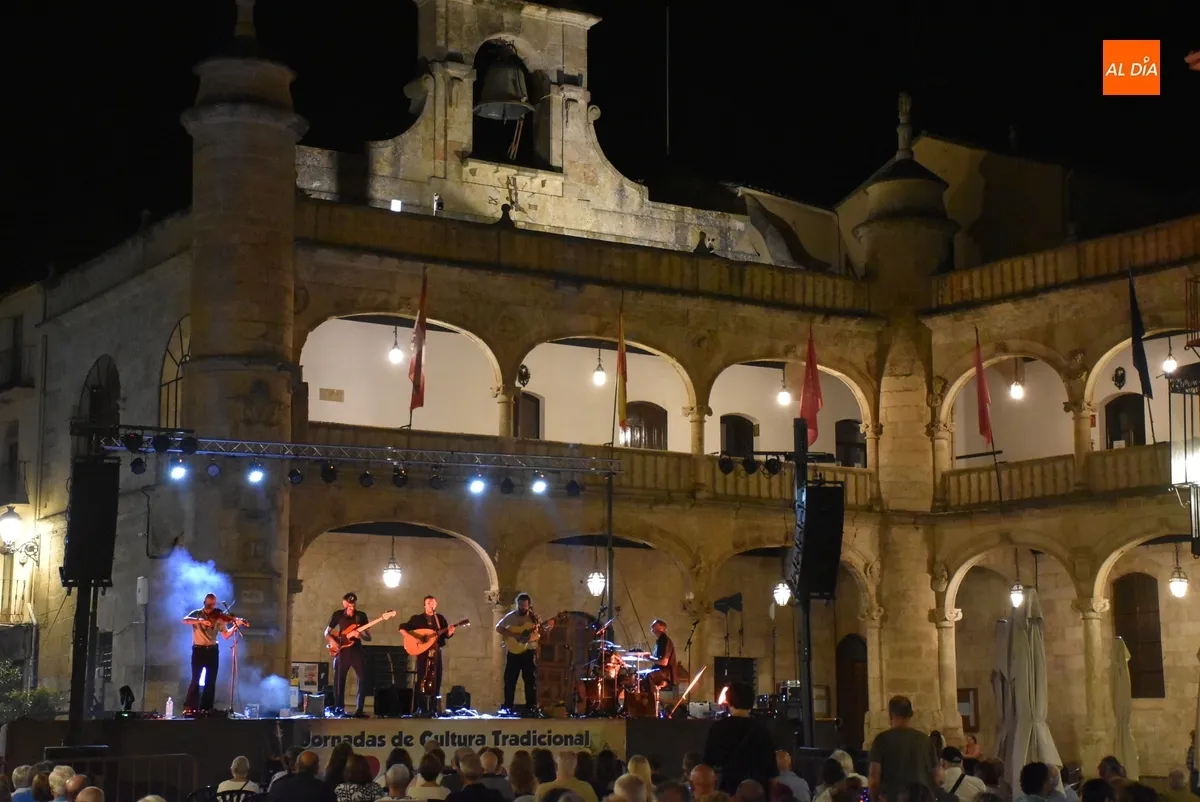 Foto 2 - El en&eacute;rgico folk de El Nido abre a lo grande las veladas de Cultura Tradicional Rayana