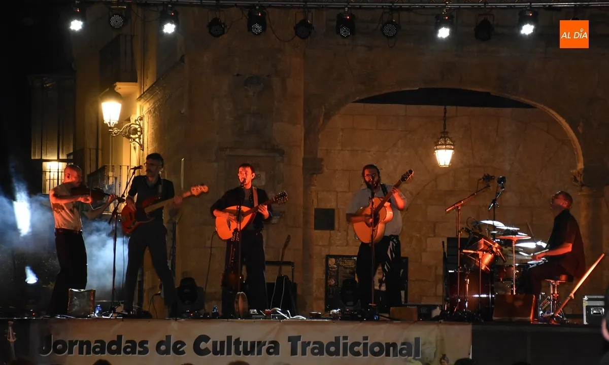 Foto 3 - El en&eacute;rgico folk de El Nido abre a lo grande las veladas de Cultura Tradicional Rayana