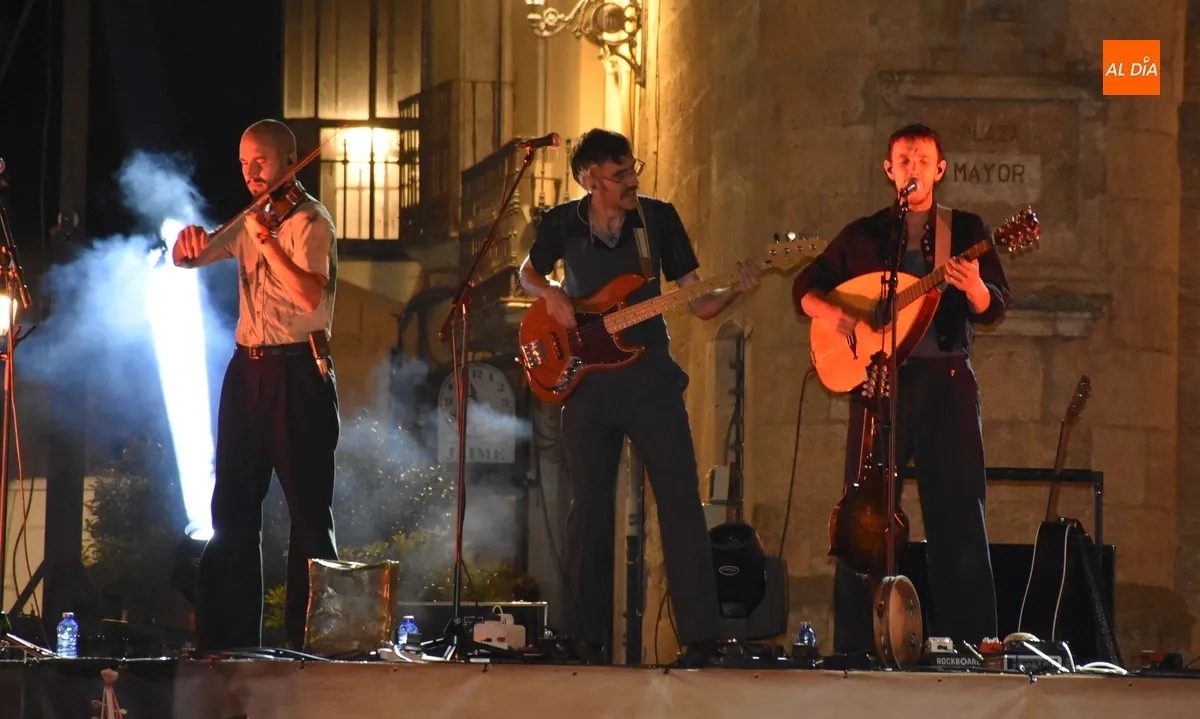 Foto 4 - El en&eacute;rgico folk de El Nido abre a lo grande las veladas de Cultura Tradicional Rayana