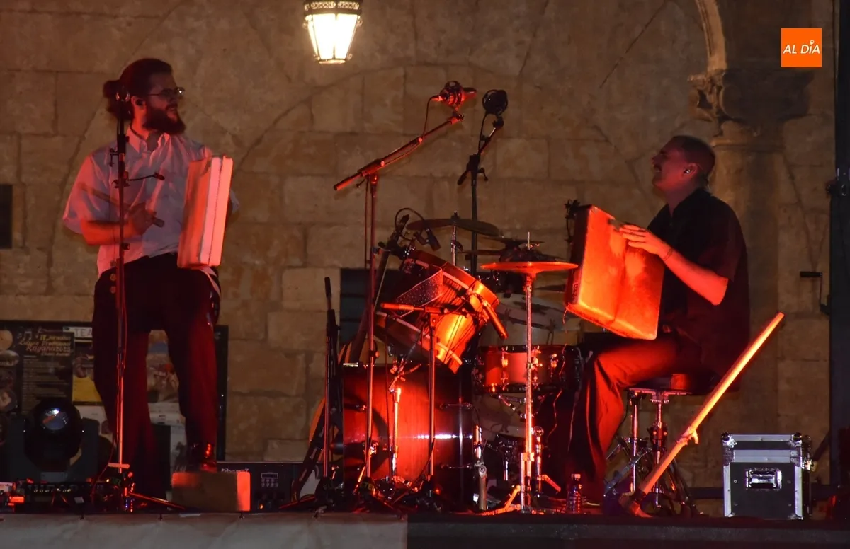 Foto 6 - El en&eacute;rgico folk de El Nido abre a lo grande las veladas de Cultura Tradicional Rayana