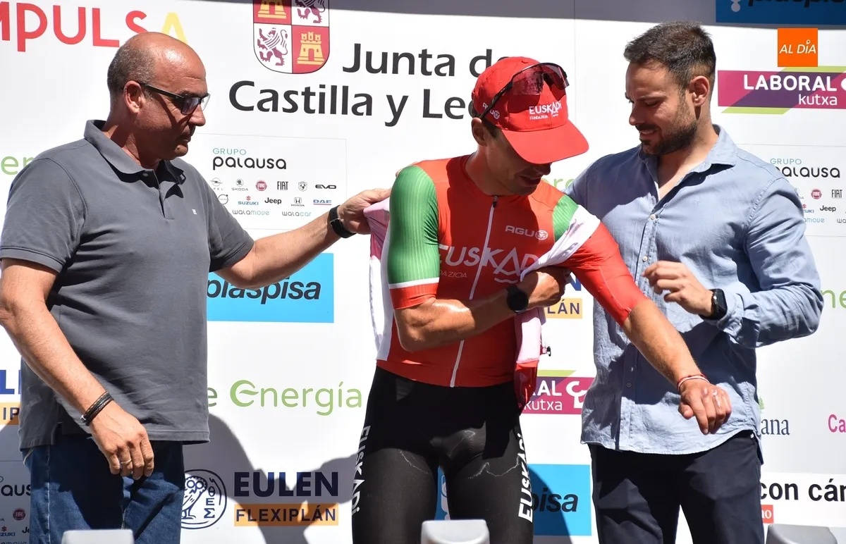 Foto 6 - Francesc Bennassar se impone en la meta de Ciudad Rodrigo, de donde sale como l&iacute;der Jorge Segurado