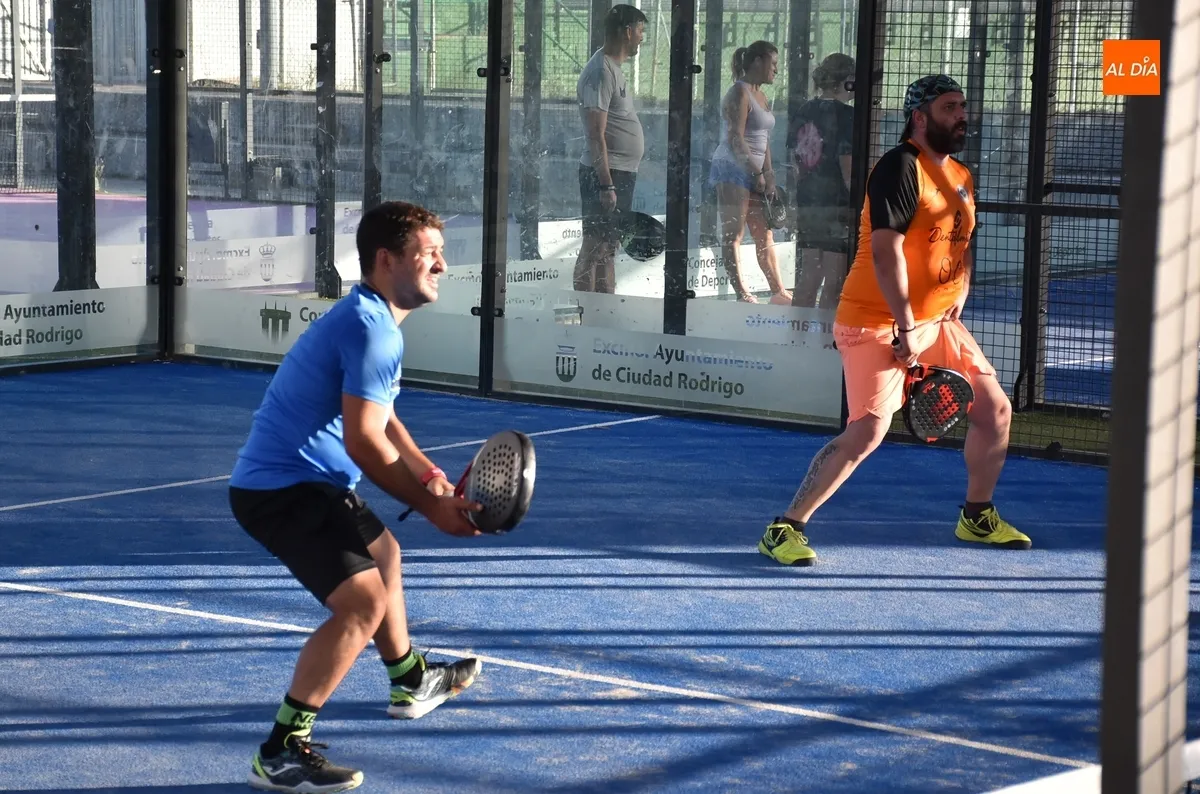 Foto 7 - El equipo de Fuentes de O&ntilde;oro gana con remontada incluida el Trofeo Diputaci&oacute;n de P&aacute;del