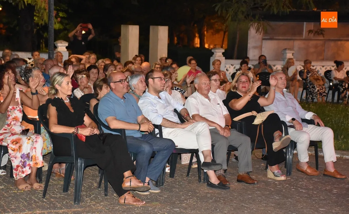 Foto 3 - El D&uacute;o Teclas anima la noche dominical rememorando grandes &eacute;xitos musicales