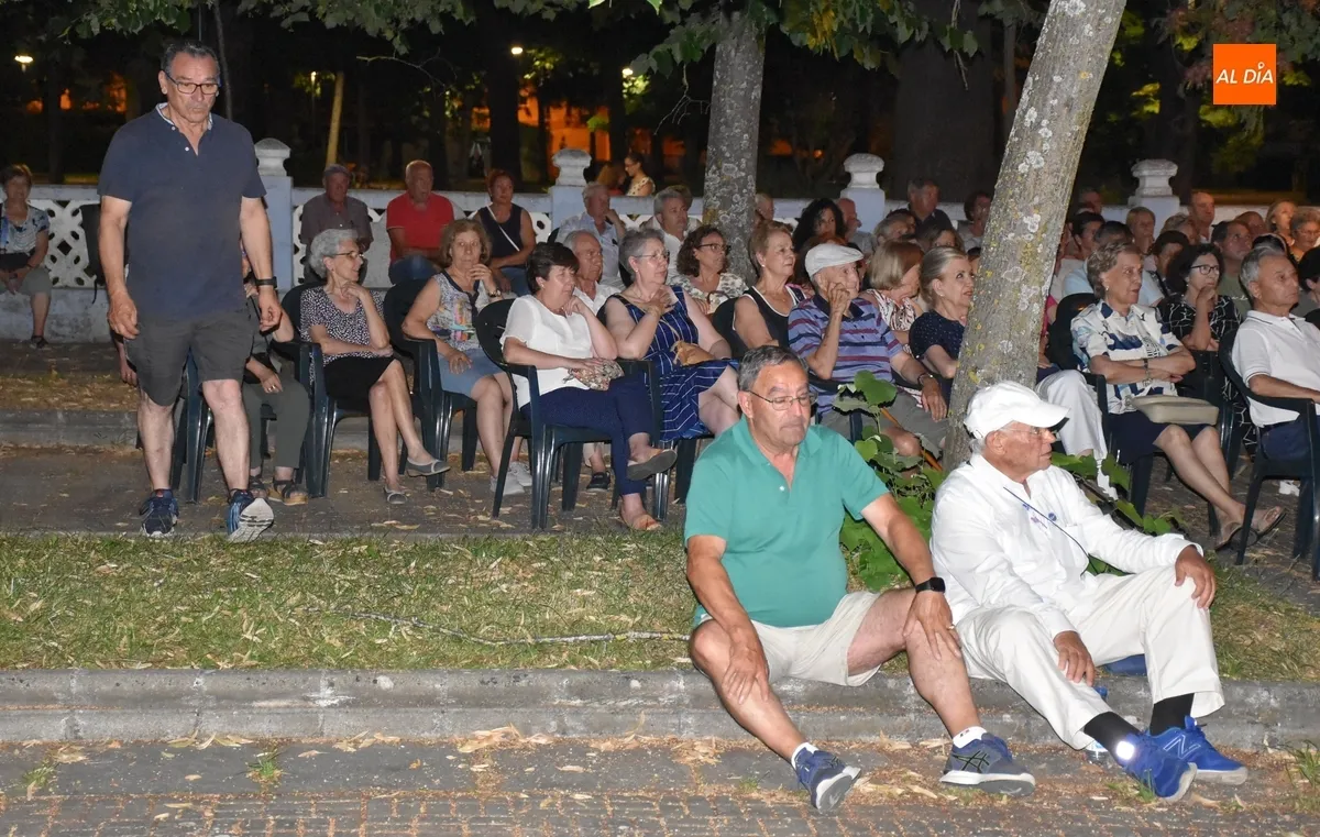 Foto 4 - El D&uacute;o Teclas anima la noche dominical rememorando grandes &eacute;xitos musicales