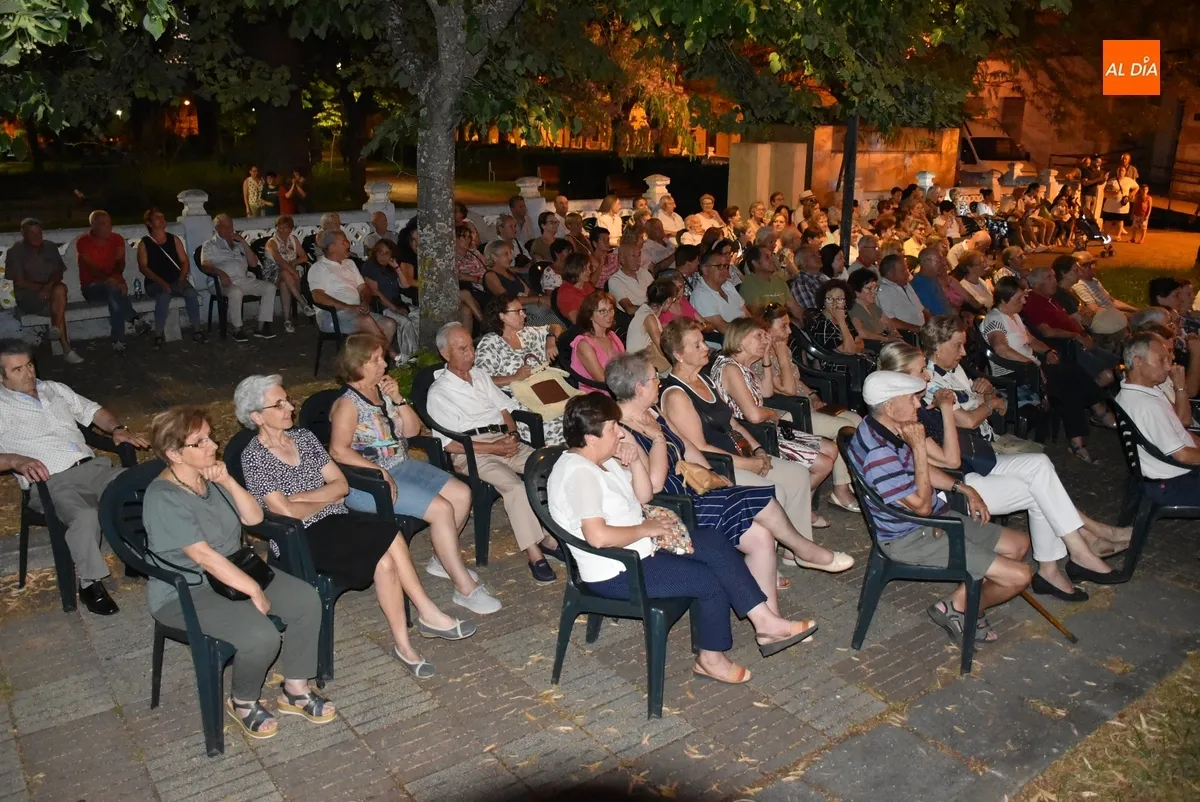 Foto 5 - El D&uacute;o Teclas anima la noche dominical rememorando grandes &eacute;xitos musicales