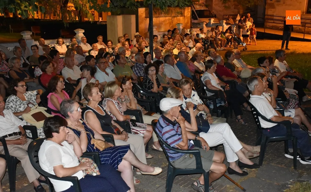 Foto 6 - El D&uacute;o Teclas anima la noche dominical rememorando grandes &eacute;xitos musicales