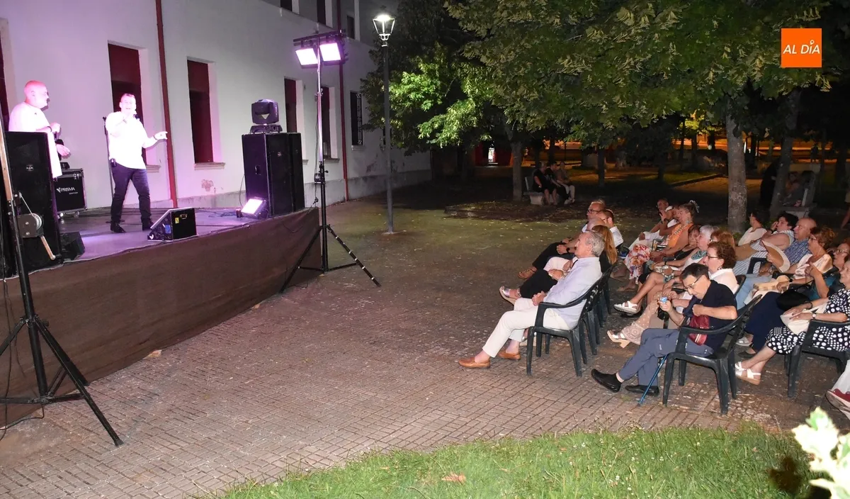 Foto 10 - El D&uacute;o Teclas anima la noche dominical rememorando grandes &eacute;xitos musicales