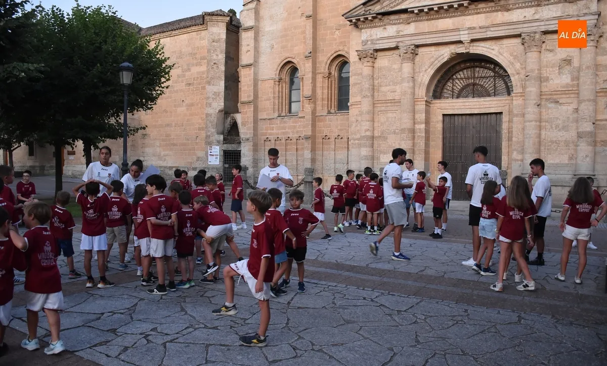 Foto 2 - Los participantes en el Mir&oacute;briga Campus se lanzan en busca de postas por el centro hist&oacute;rico