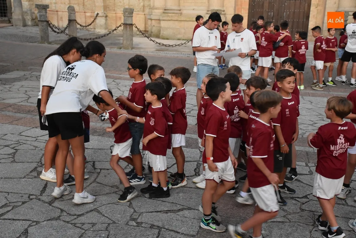 Foto 3 - Los participantes en el Mir&oacute;briga Campus se lanzan en busca de postas por el centro hist&oacute;rico