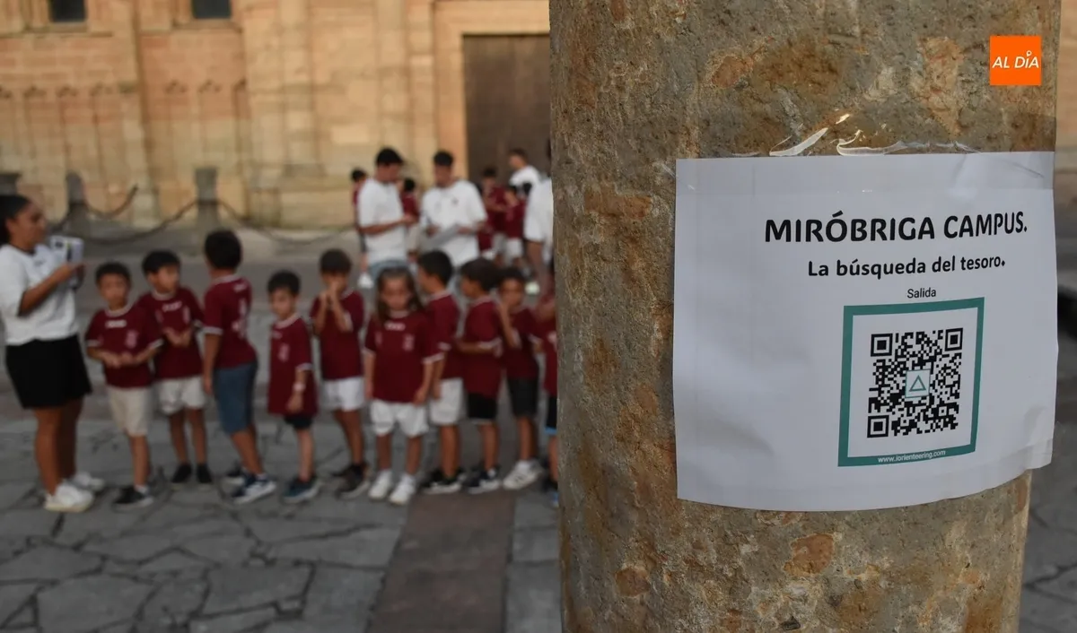 Foto 4 - Los participantes en el Mir&oacute;briga Campus se lanzan en busca de postas por el centro hist&oacute;rico