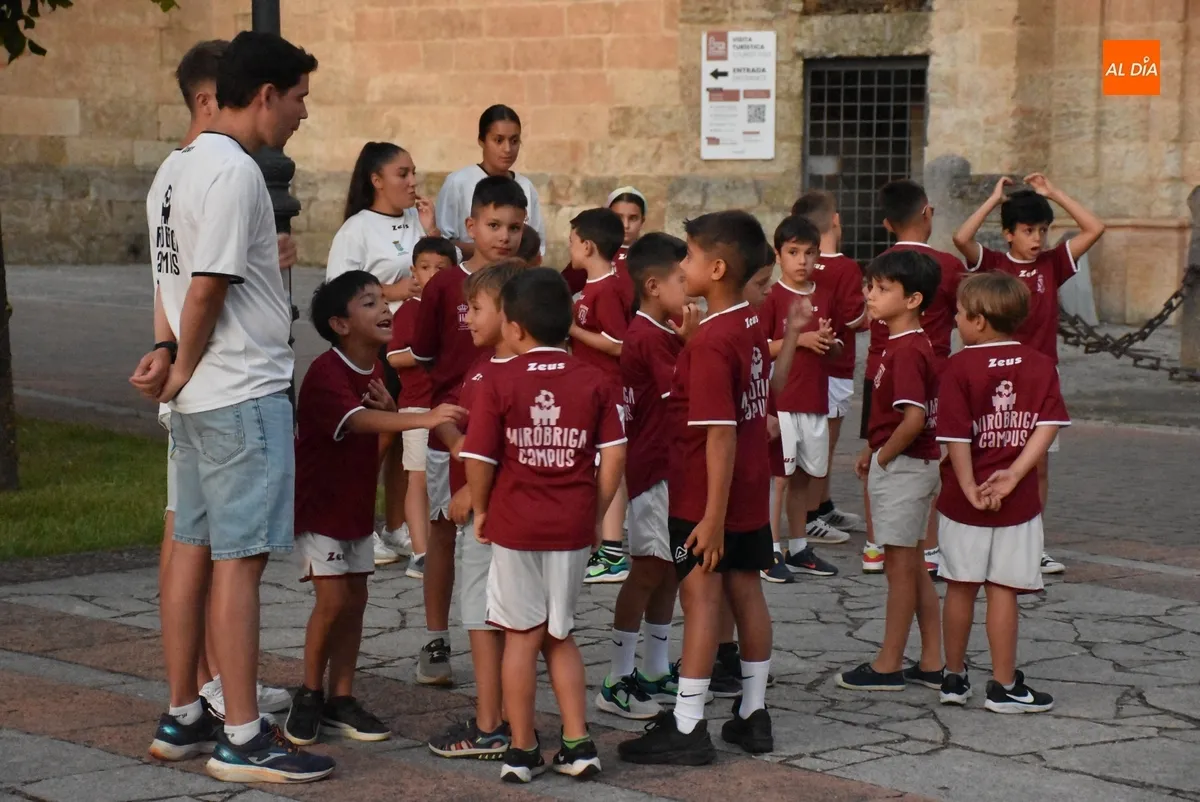 Foto 5 - Los participantes en el Mir&oacute;briga Campus se lanzan en busca de postas por el centro hist&oacute;rico