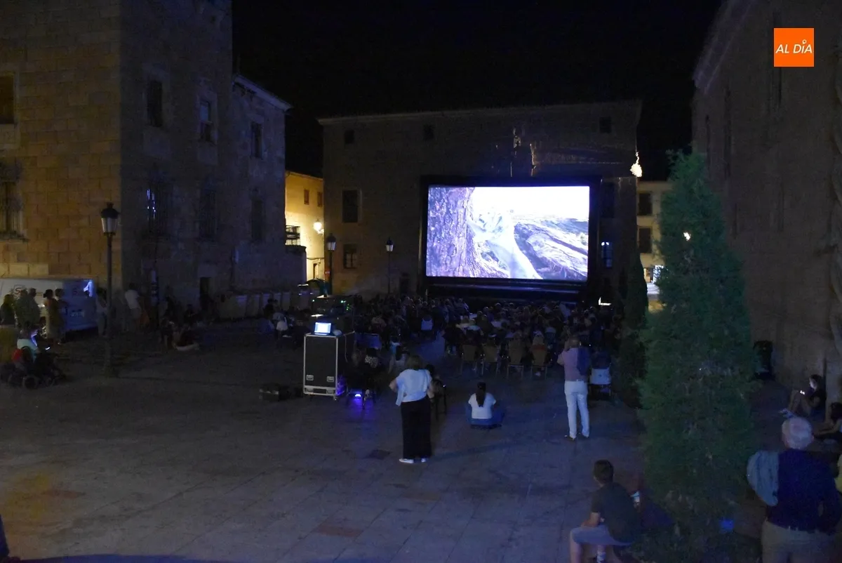 Foto 2 - Entretenida velada de cine al aire libre descubriendo la legendaria historia de Mufasa