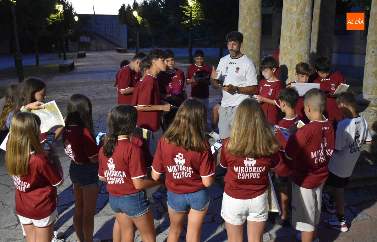 Los participantes en el Miróbriga Campus se lanzan en busca de postas por el centro histórico