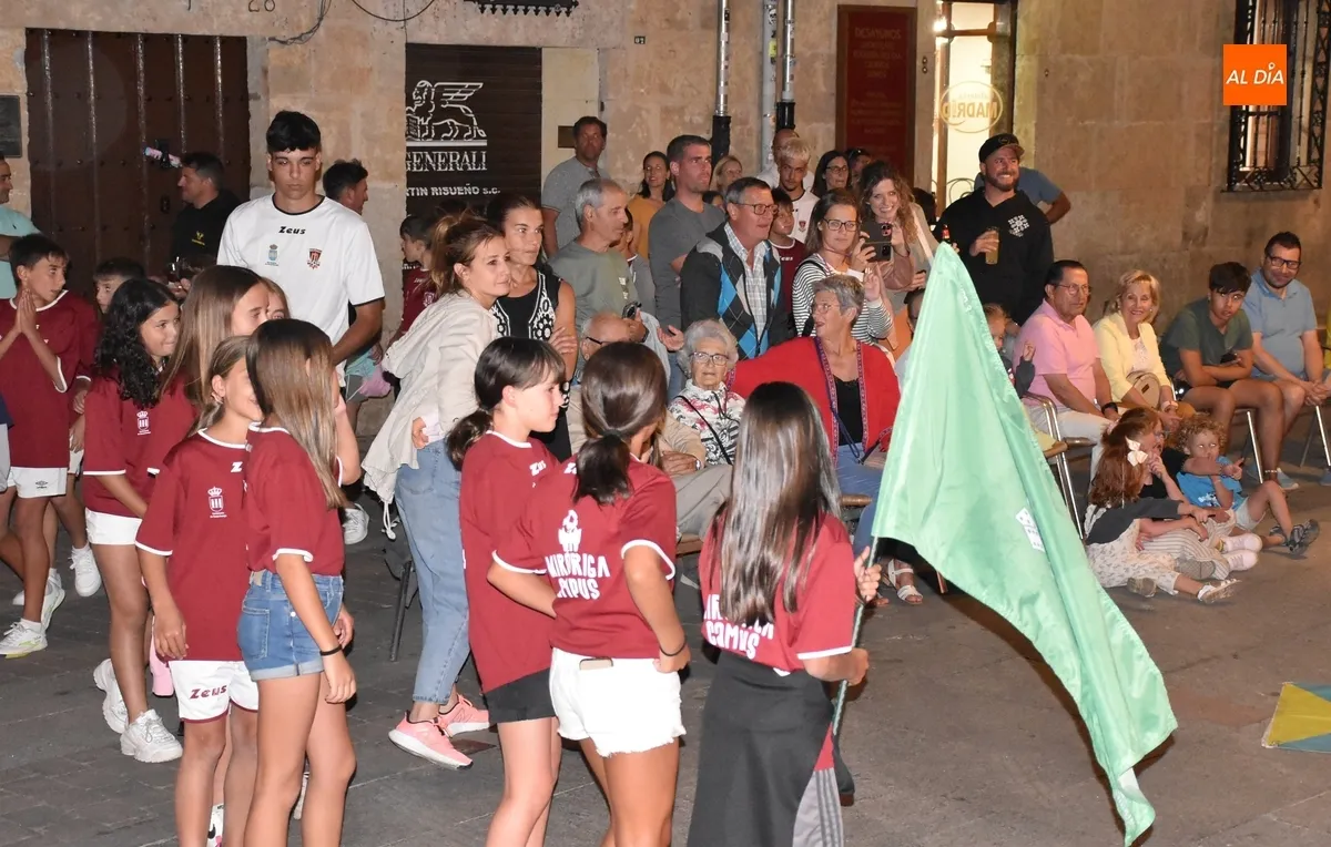 Foto 4 - El Mir&oacute;briga Campus festeja la conclusi&oacute;n de su 10&ordf; edici&oacute;n cantando el Cumplea&ntilde;os Feliz