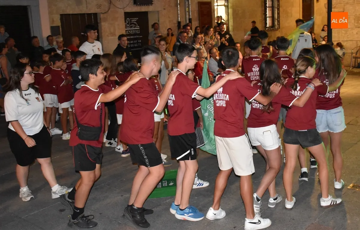 Foto 7 - El Mir&oacute;briga Campus festeja la conclusi&oacute;n de su 10&ordf; edici&oacute;n cantando el Cumplea&ntilde;os Feliz