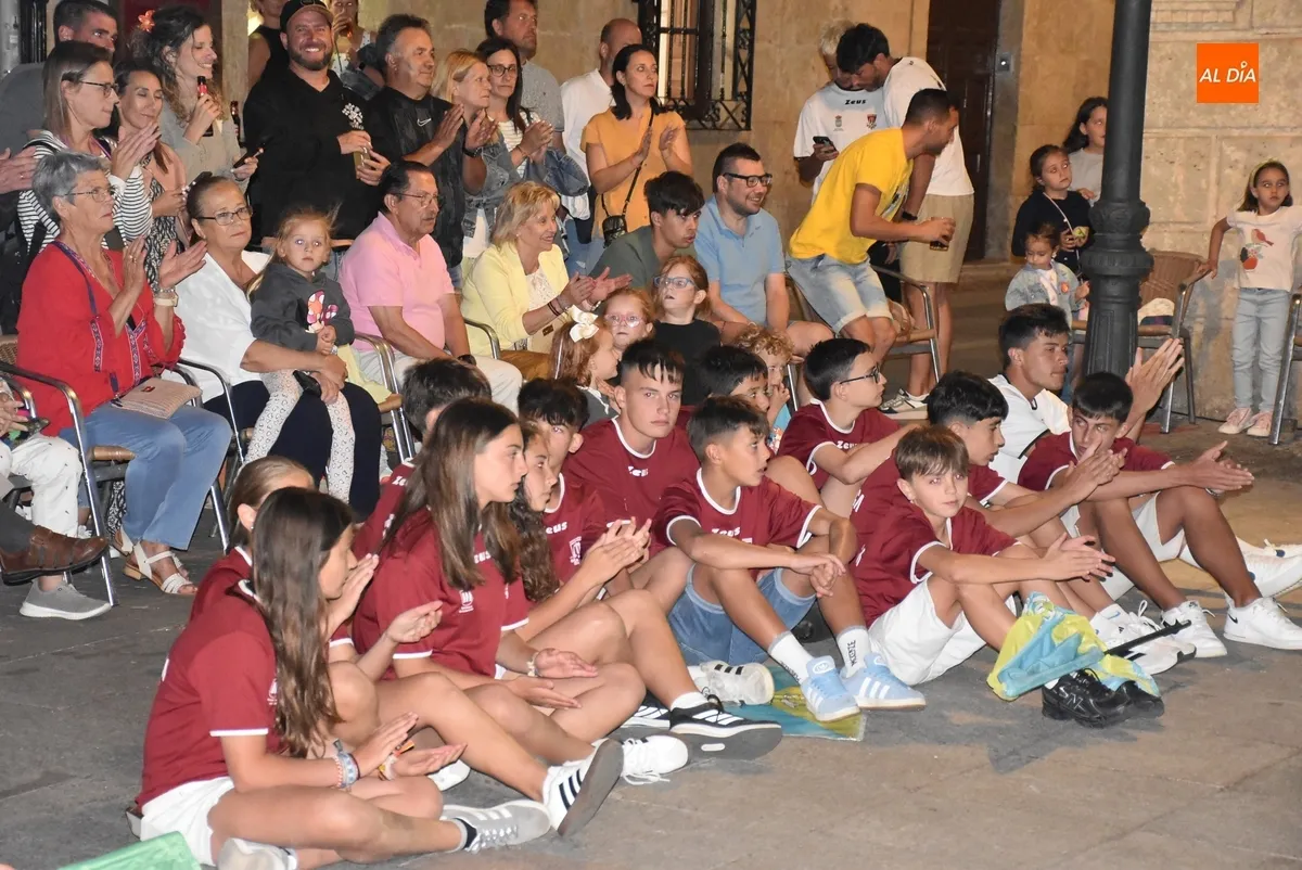 Foto 9 - El Mir&oacute;briga Campus festeja la conclusi&oacute;n de su 10&ordf; edici&oacute;n cantando el Cumplea&ntilde;os Feliz