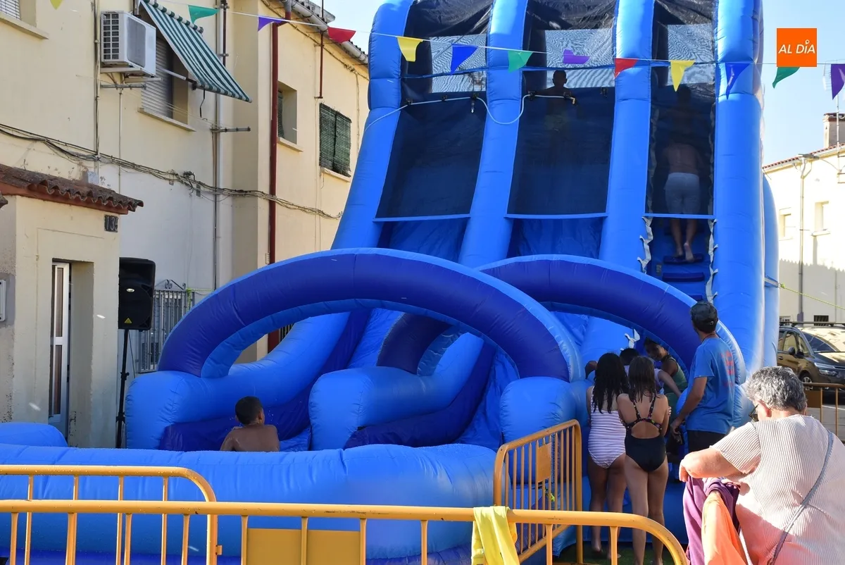 Foto 2 - L@s ni&ntilde;@s protagonizan la apertura de las fiestas de la Avenida de Espa&ntilde;a