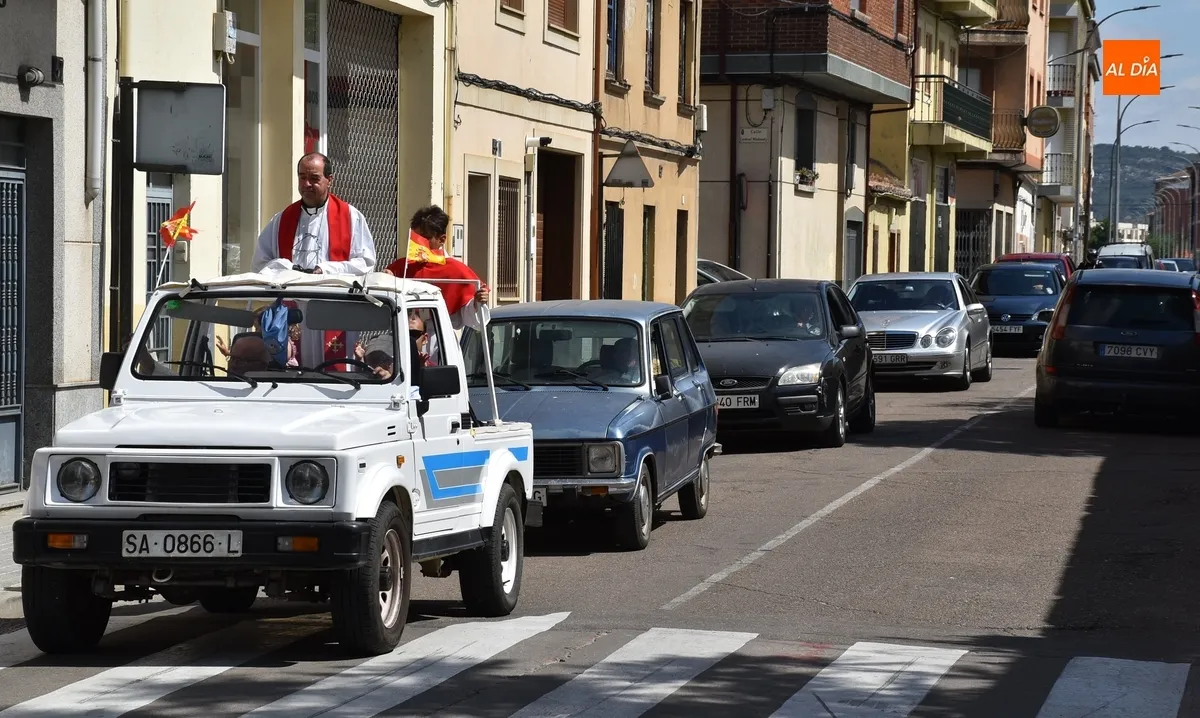 Foto 5 - San Crist&oacute;bal realiza en una nueva montura su recorrido motorizado por las calles de Mir&oacute;briga