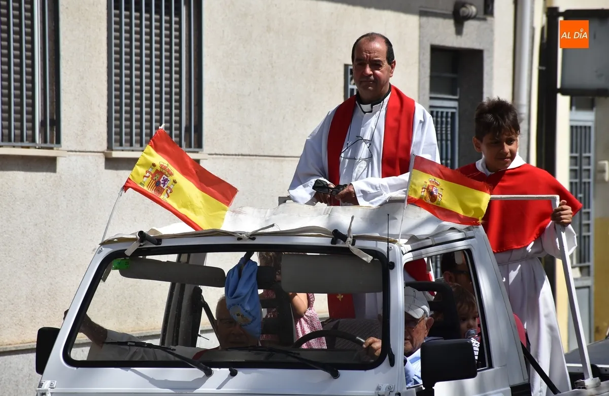Foto 6 - San Crist&oacute;bal realiza en una nueva montura su recorrido motorizado por las calles de Mir&oacute;briga
